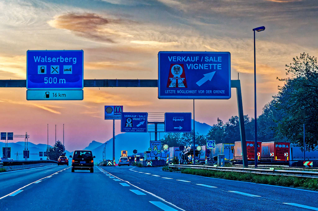Benzinpreis, Vignette, Bußgelder: Das ändert sich 2025 für Autofahrer!