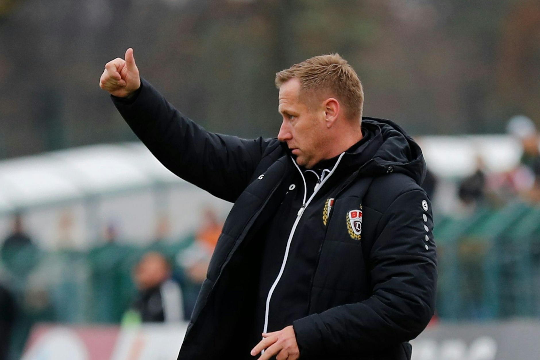 Daumen hoch! Für BFC-Trainer Dennis Kutrieb ist klar, dass der Trend stimmt und Dynamo auf einem guten Weg ist.