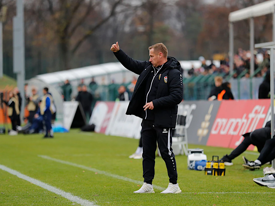 Daumen hoch! Für BFC-Trainer Dennis Kutrieb ist klar, dass der Trend stimmt und Dynamo auf einem guten Weg ist.