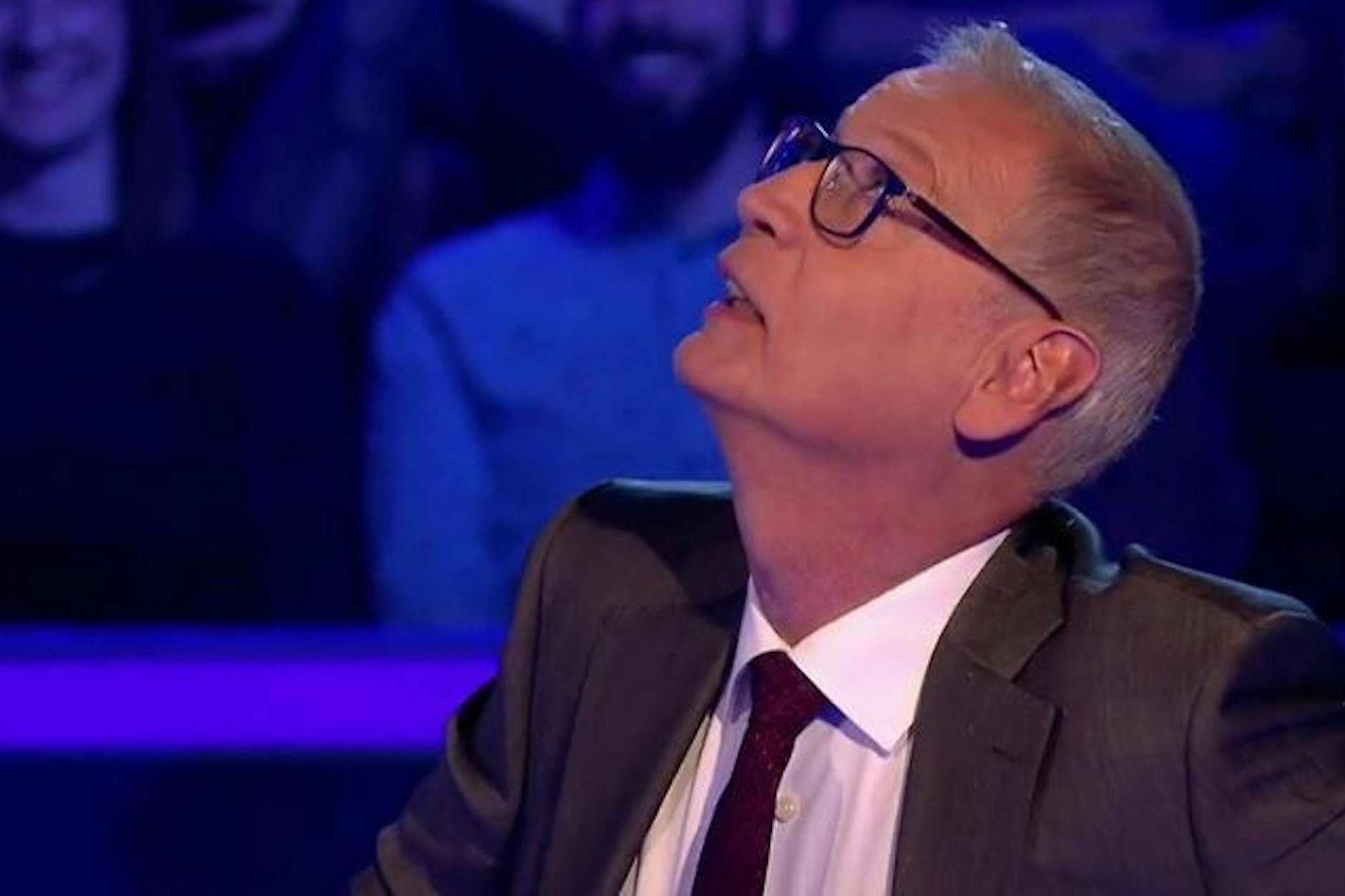 Bange Blicke unter die Studio-Decke: Günther Jauch in Sorge um einen Scheinwerfer.