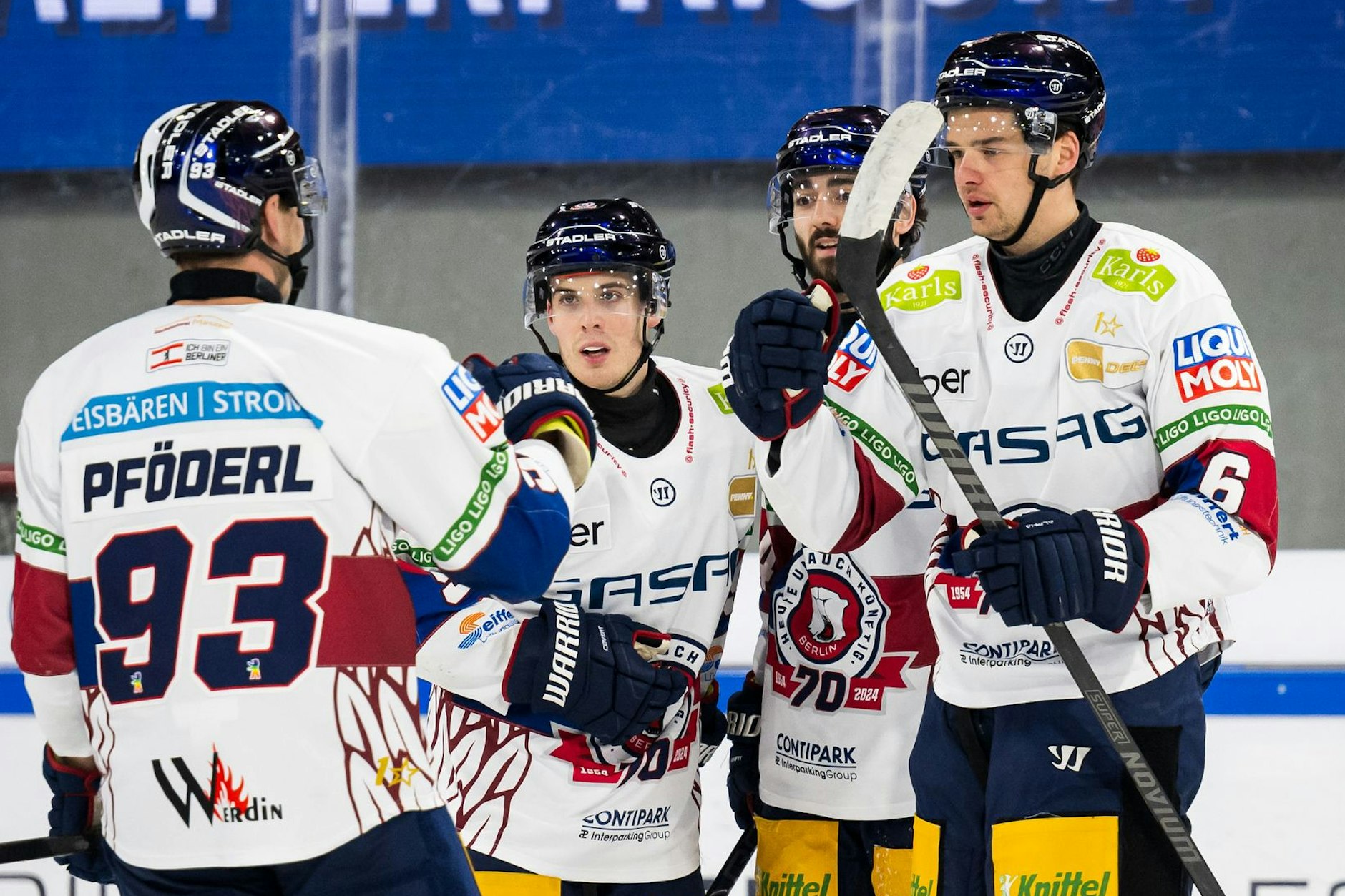 Ja, wer den nun? Leo Pföderl (l.) und Kai Wissmann (r.) ist egal, wer als 1:0-Schütze gewertet wird. Wichtig ist das Tor.