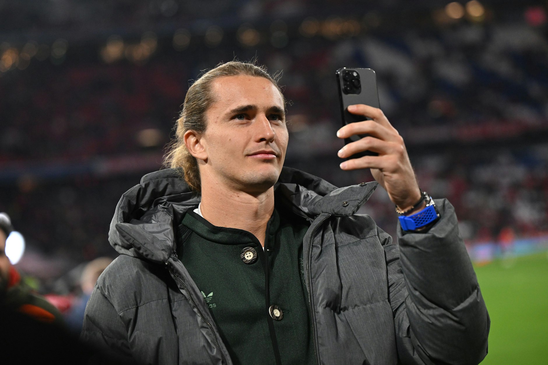 Alexander Zverev hält seinen Besuch beim Spiel des FC Bayern mit einem Selfie fest.