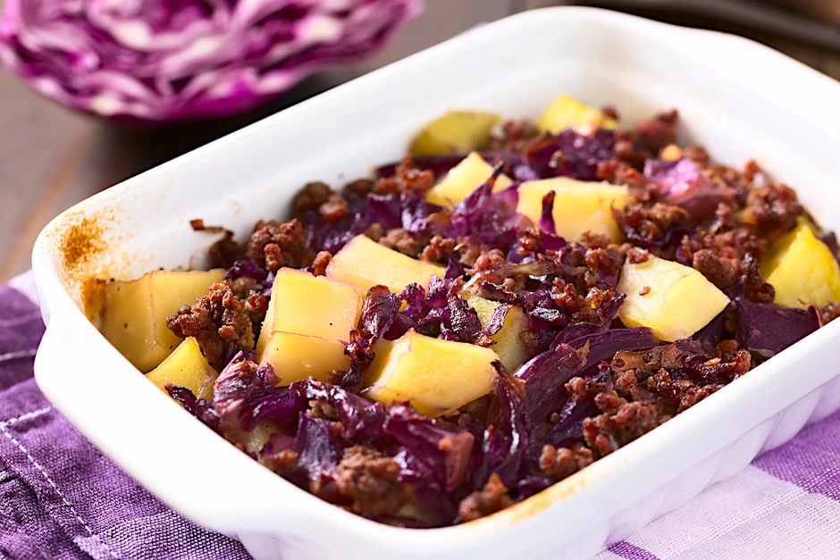 Leckerer Auflauf aus Rotkohl und Kartoffeln: Mit unserem Rezept zaubern Sie aus den Resten vom Fest ein echtes Luxus-Essen.