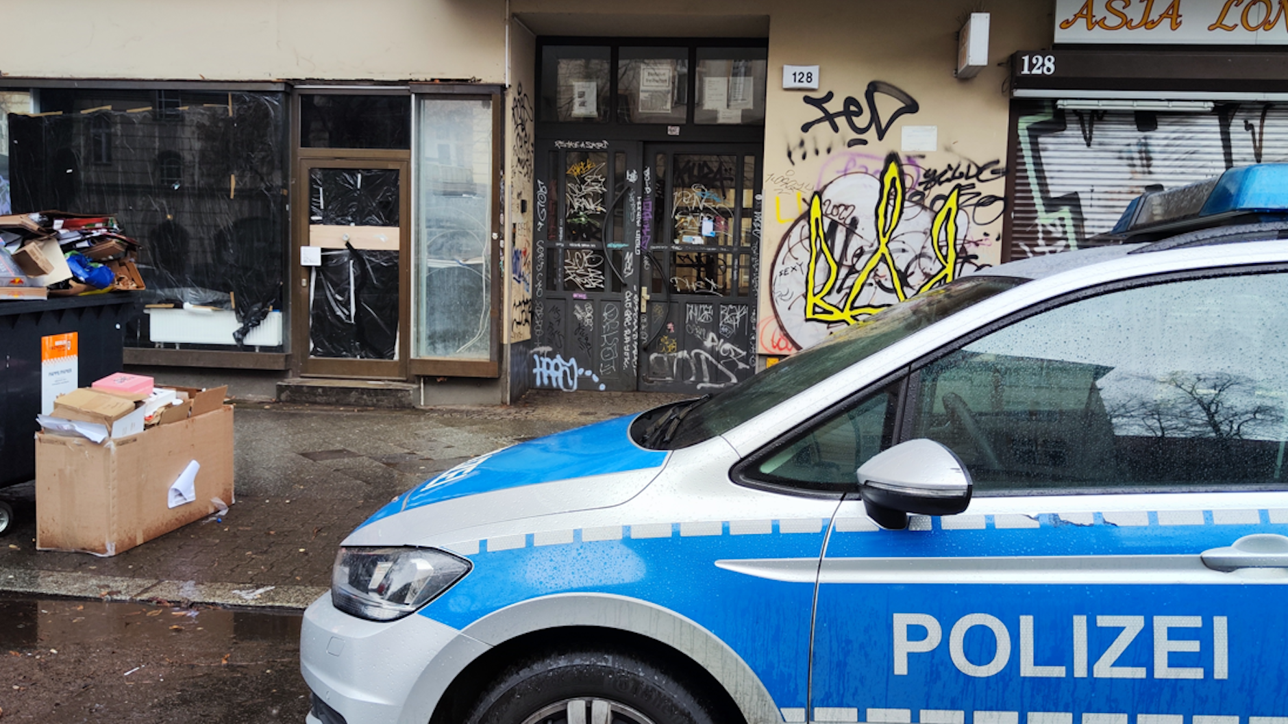 Ein Polizeiauto steht vor dem Wohnhaus an der Sonnenallee: Dort wurde der Mann die Treppe hinuntergestoßen.