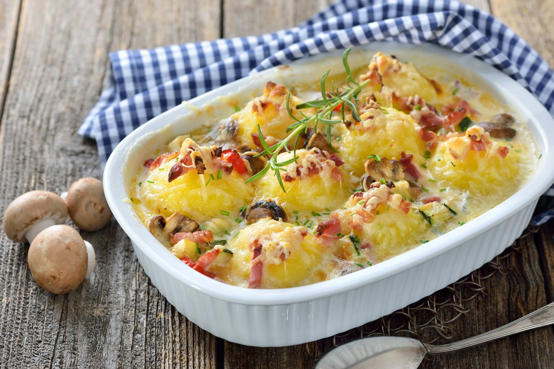 Rezept für Knödelauflauf mit Speck und Pilzen Resteverwertung Weihnachten