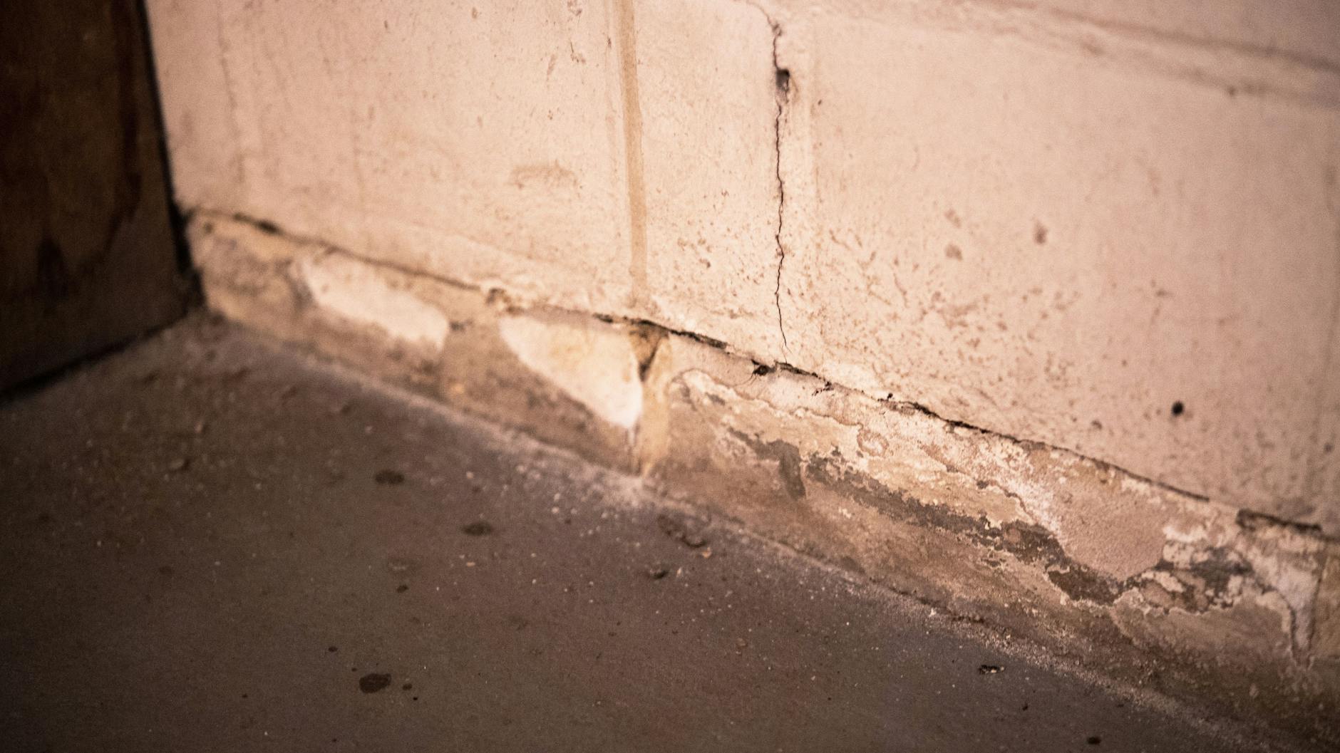 Über kleine Risse und Fugen kann Radon in Kellerräume gelangen.