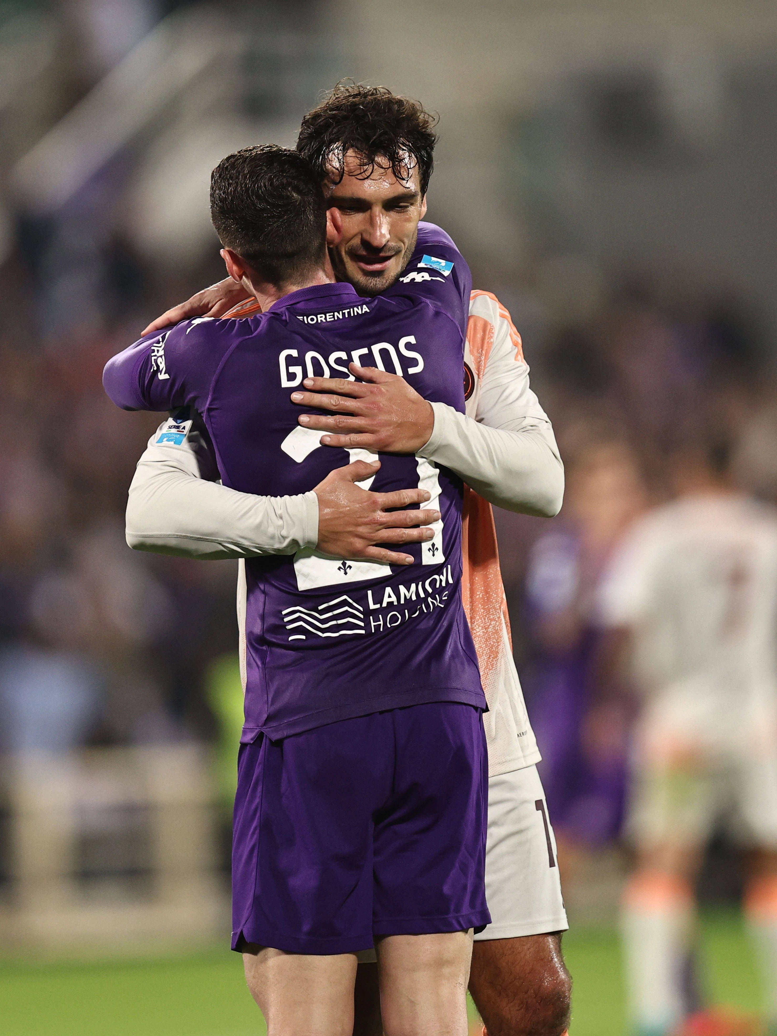 Nach dem Spiel AC Florenz – AS Rom liegen sich Robin Gosens (vorn) und Mats Hummels in den Armen.