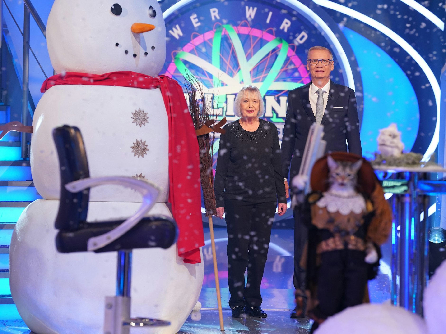 Barbara Schwarzfischer mit Moderator Günther Jauch im Studio von „Wer wird Millionär?“.