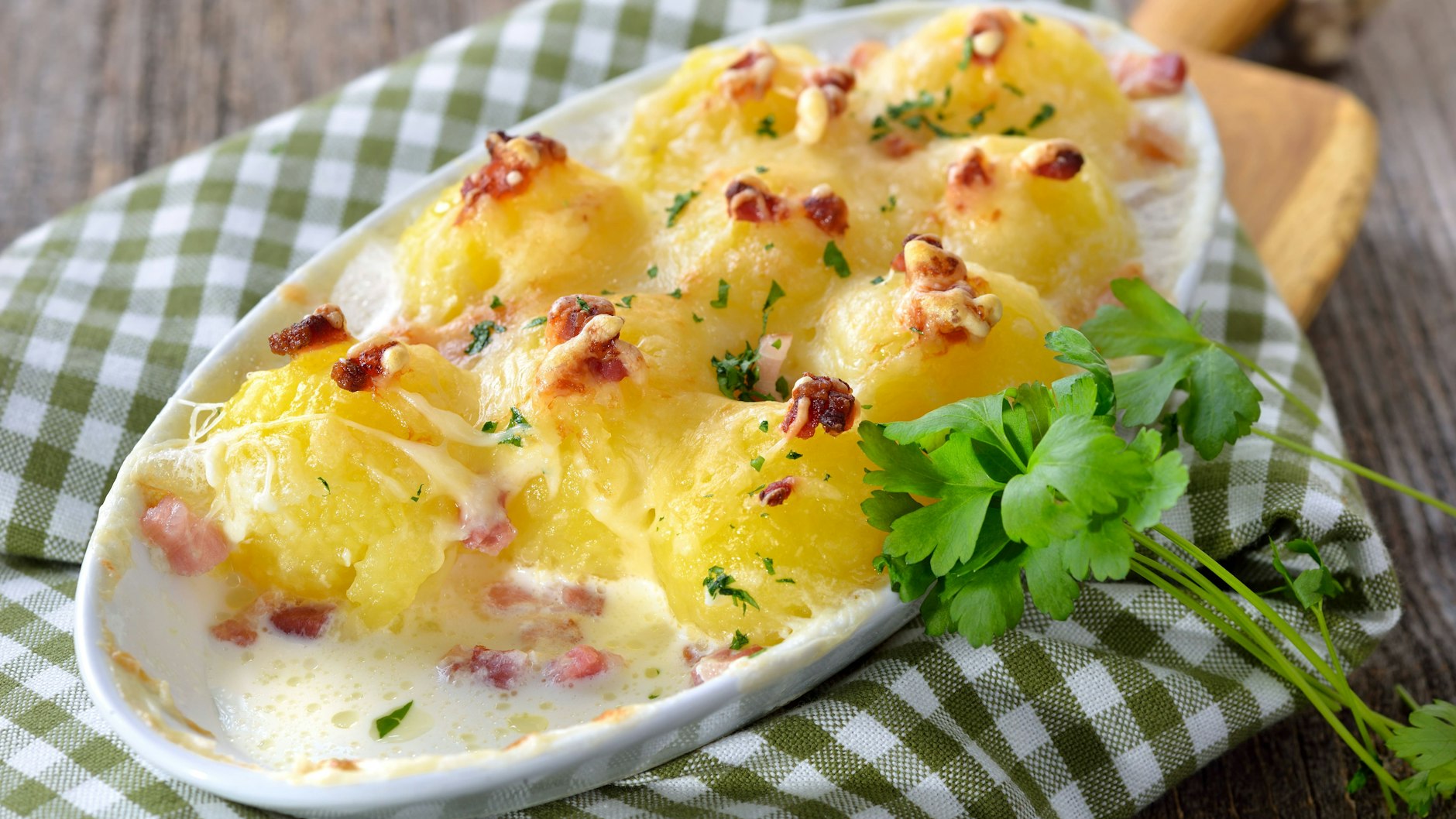 Omas deftiger Knödelauflauf - das schmeckt wie früher. 
