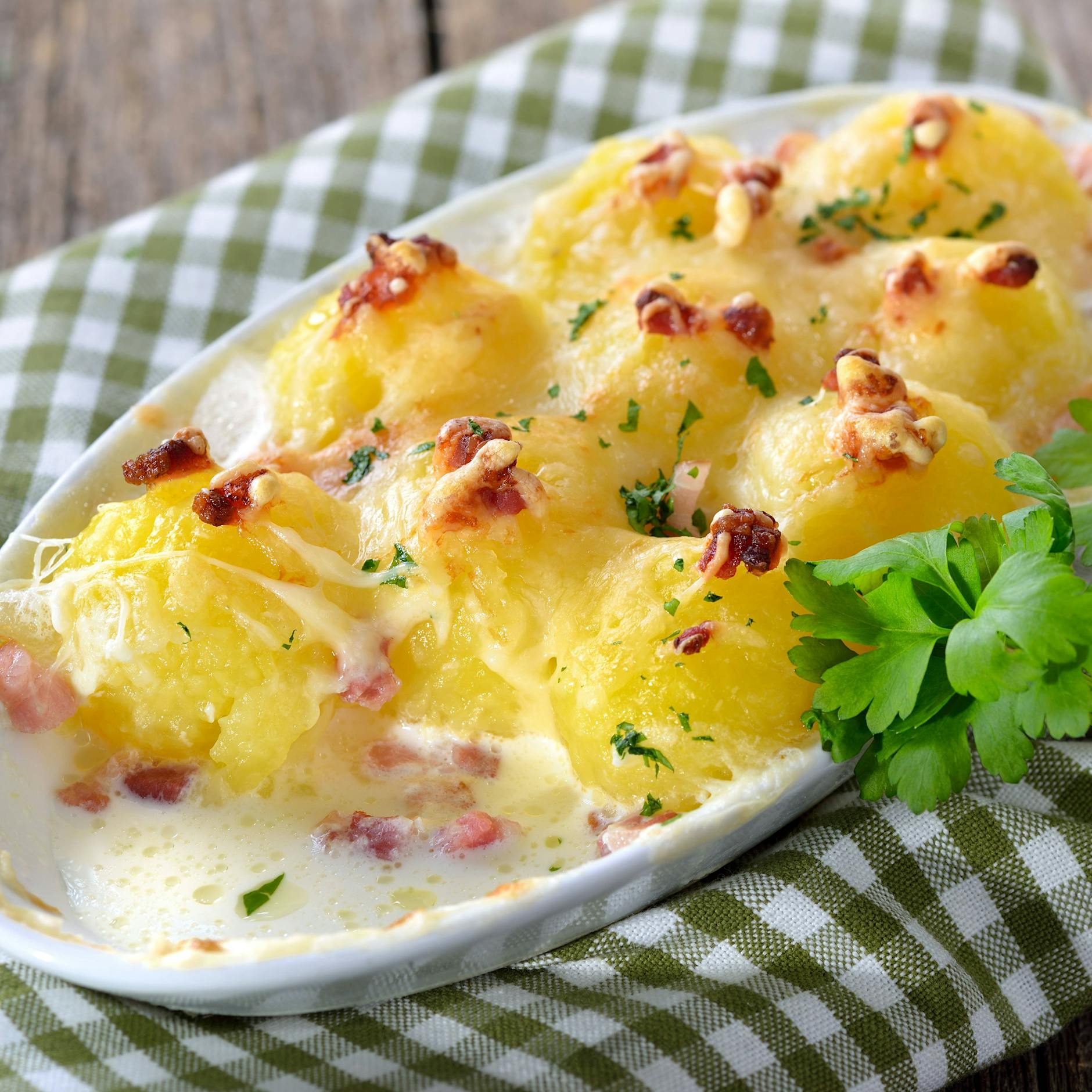 Geniales Rezept: Omas deftiger Knödelauflauf mit Champignons und Speck