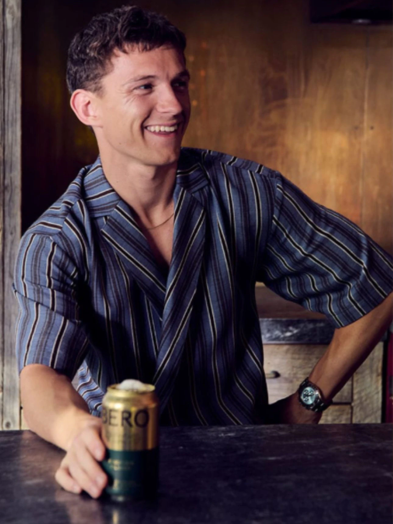 Tom Holland mit seinem alkoholfreien Bier