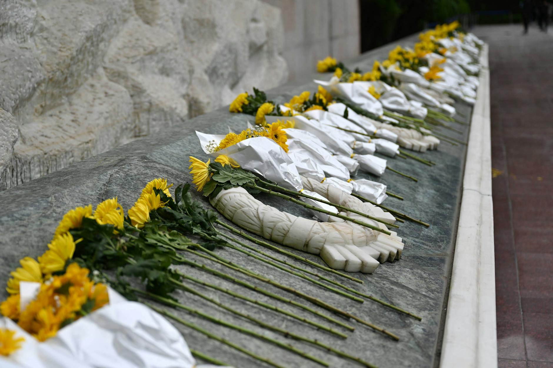 Blumen werden zum Gedenken an die Opfer niedergelegt.