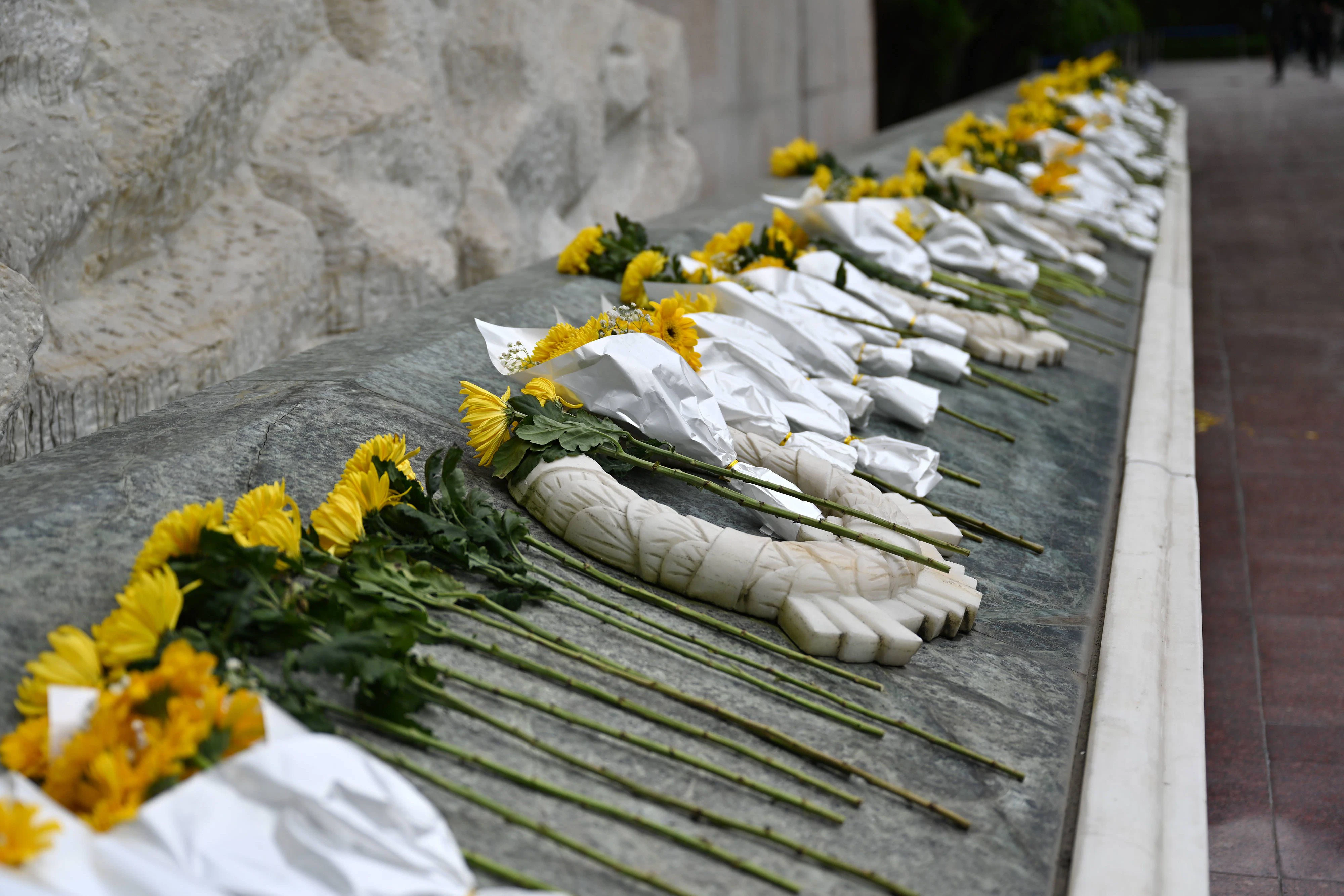 Blumen werden zum Gedenken an die Opfer niedergelegt.