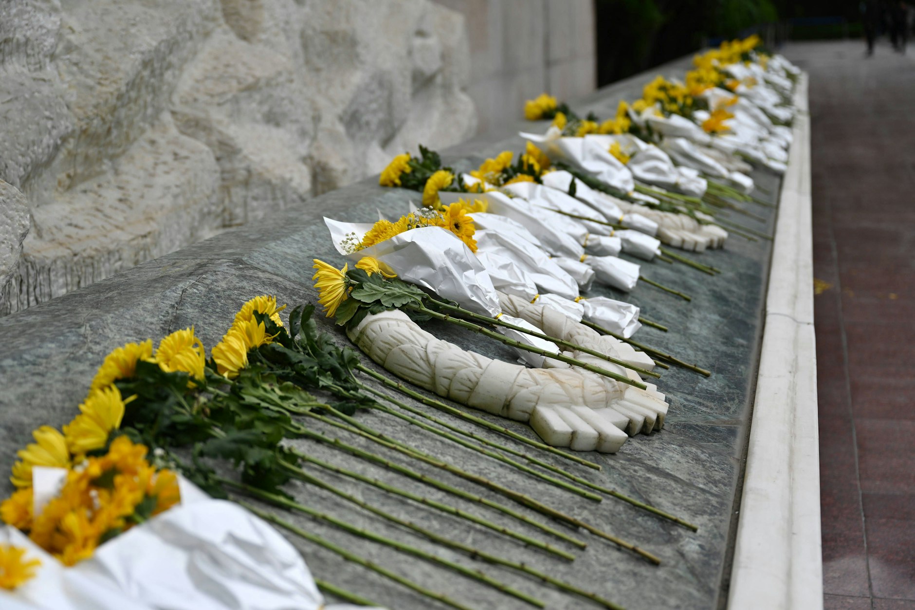 Blumen werden zum Gedenken an die Opfer niedergelegt.