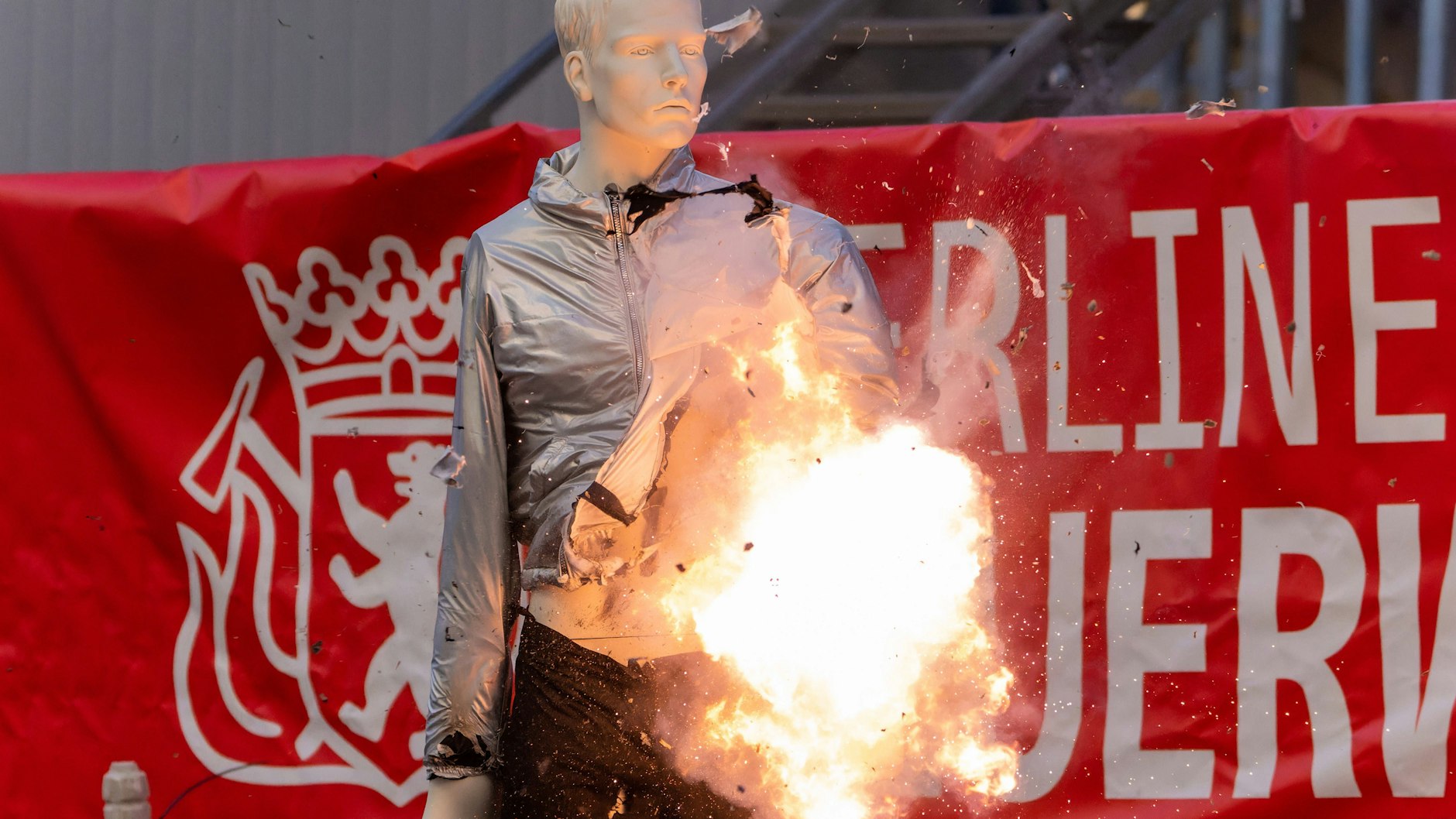 Die Berliner Feuerwehr demonstrierte, wie stark die Explosion illegaler Böller sein kann.