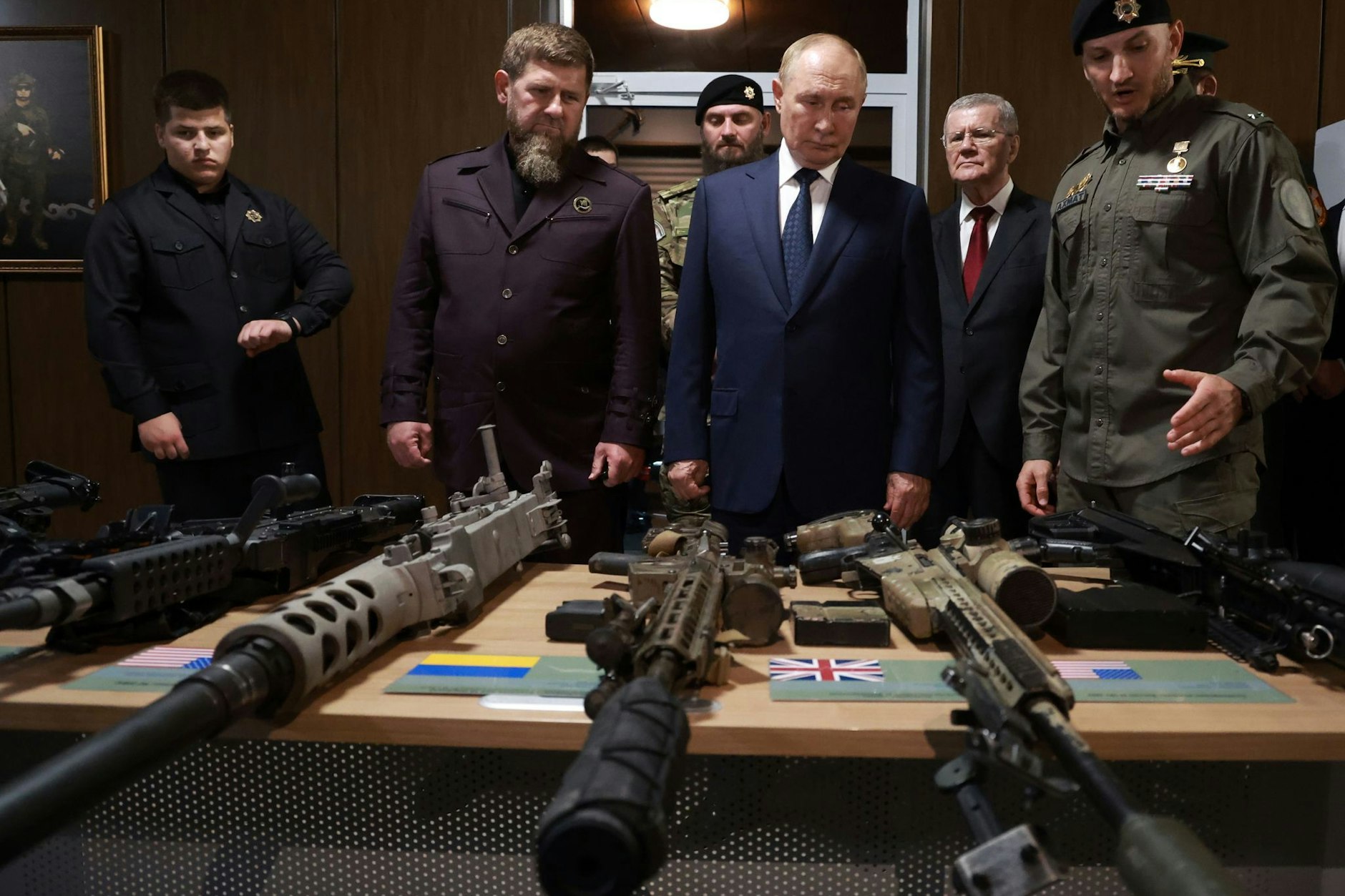 Wladimir Putin inspected in Begleitung des tschetschenischen Machthabers Ramsan Kadyrow militärische Trophäen der NATO, die in den Kämpfen in der Ukraine erbeutet wurden.