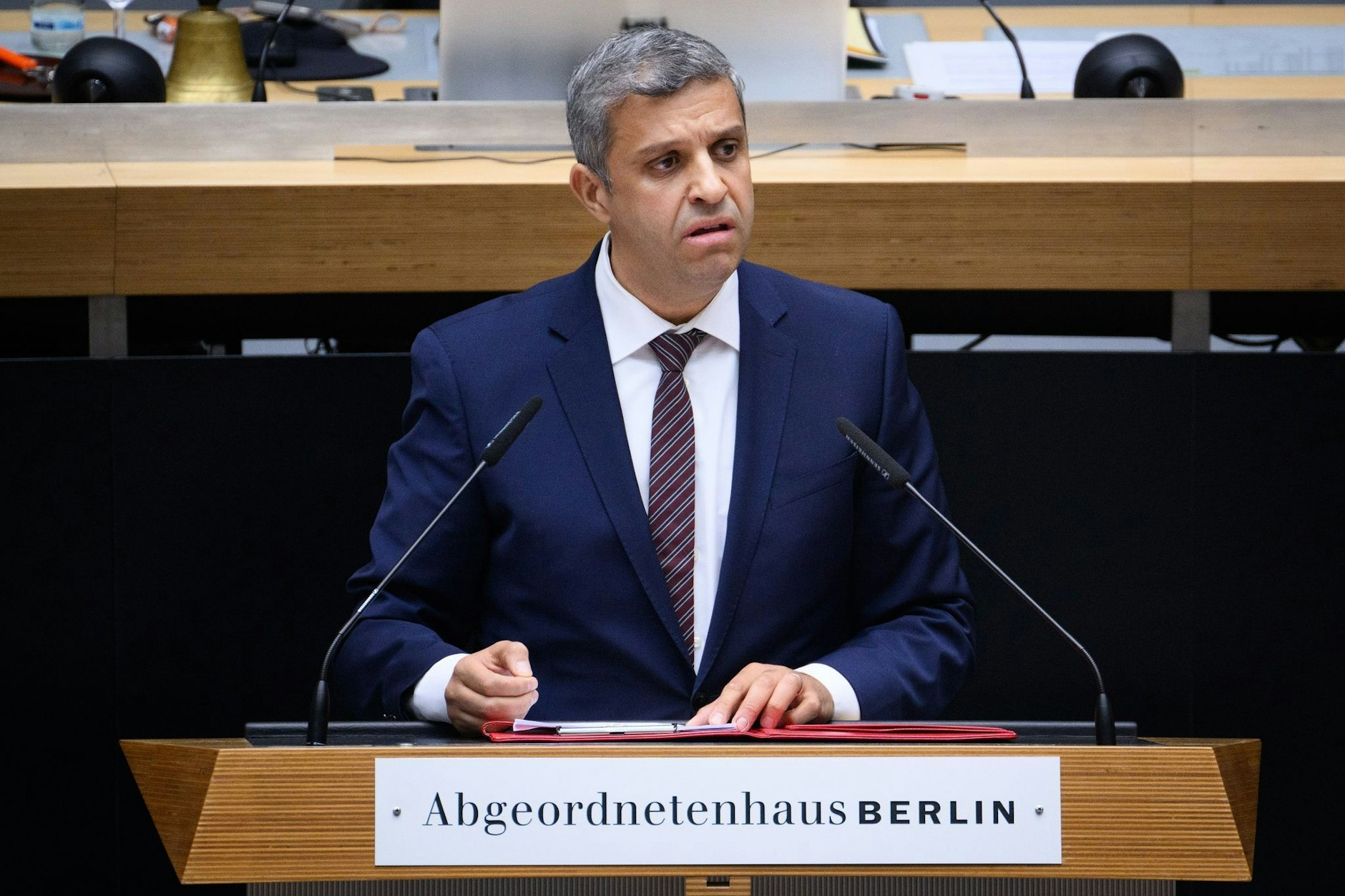 Raed Saleh in seinem Wohnzimmer, dem Berliner Abgeordnetenhaus. Seit 14 Jahren ist er Chef der SPD-Fraktion.