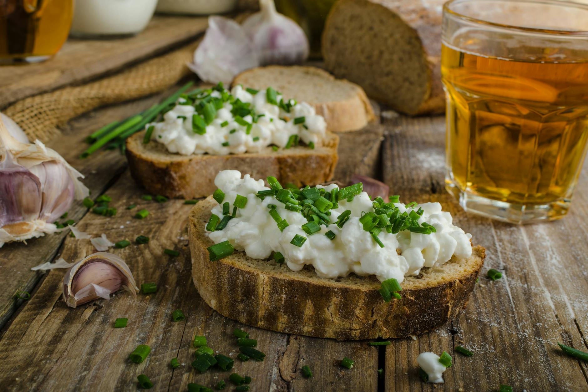 Feta-Creme mit Knoblauch ist ein idealer Party-Snack für Silvester - und das Rezept ist richtig einfach!