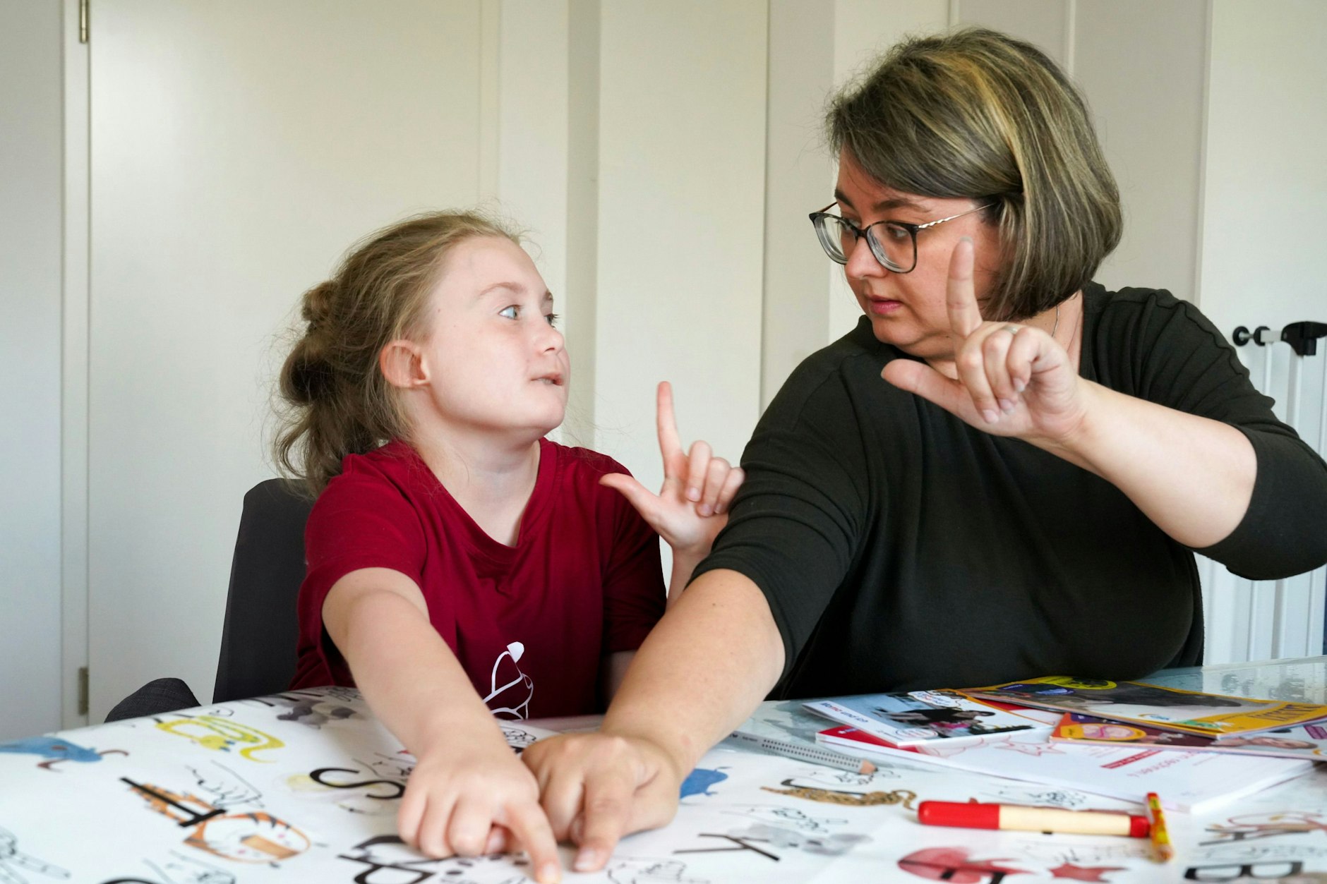 Ann-Cathrin Wehmeier (Leiterin der Geschäftsstelle des Bundeselternverbandes gehörloser Kinder) spricht in ihrem Wohnzimmer in Witten in Gebärdensprache mit ihrer gehörlosen Tochter Annabell.