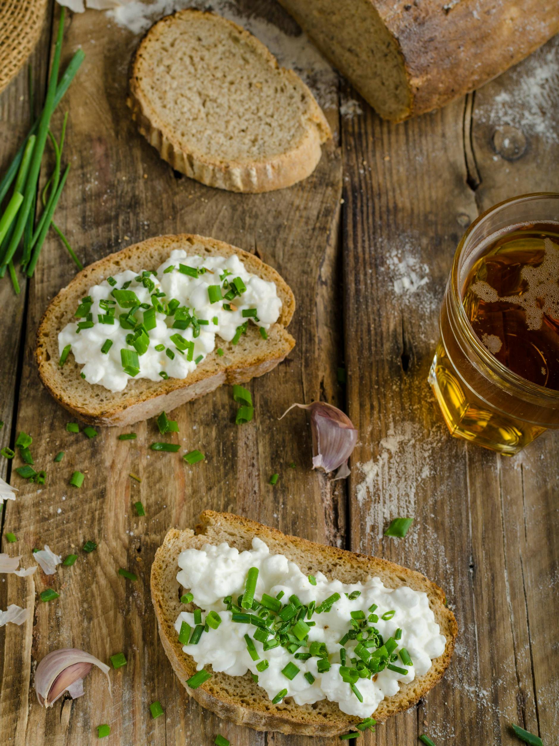 Auf Baguette schmeckt die Feta-Creme mit Knoblauch besonders gut. Das Rezept sollten Sie unbedingt probieren!