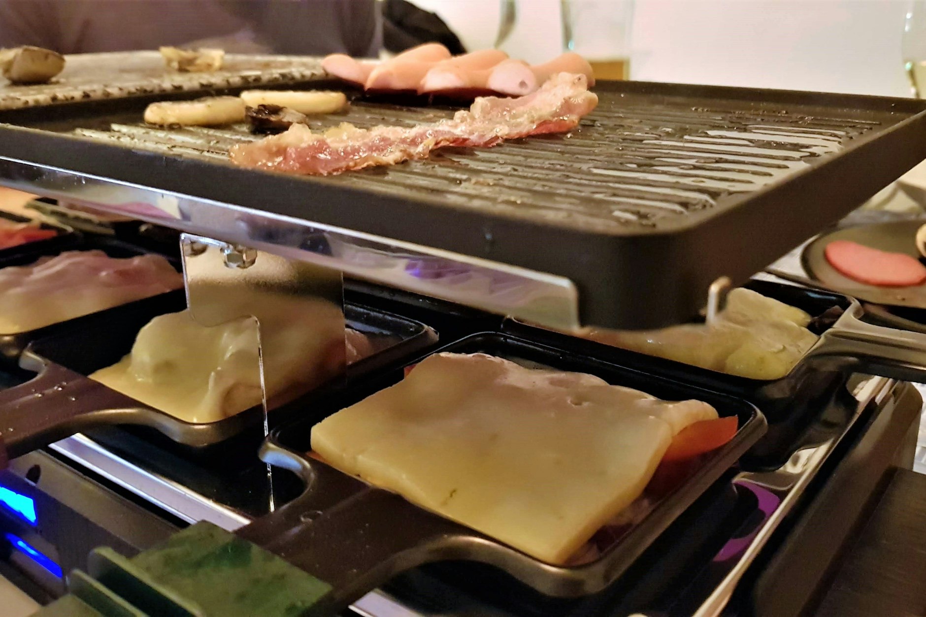 Raclette ist eines der beliebtesten Mahlzeiten am Silvesterabend. Der schmutzige Grill ist mit ein paar Tricks leicht zu reinigen.