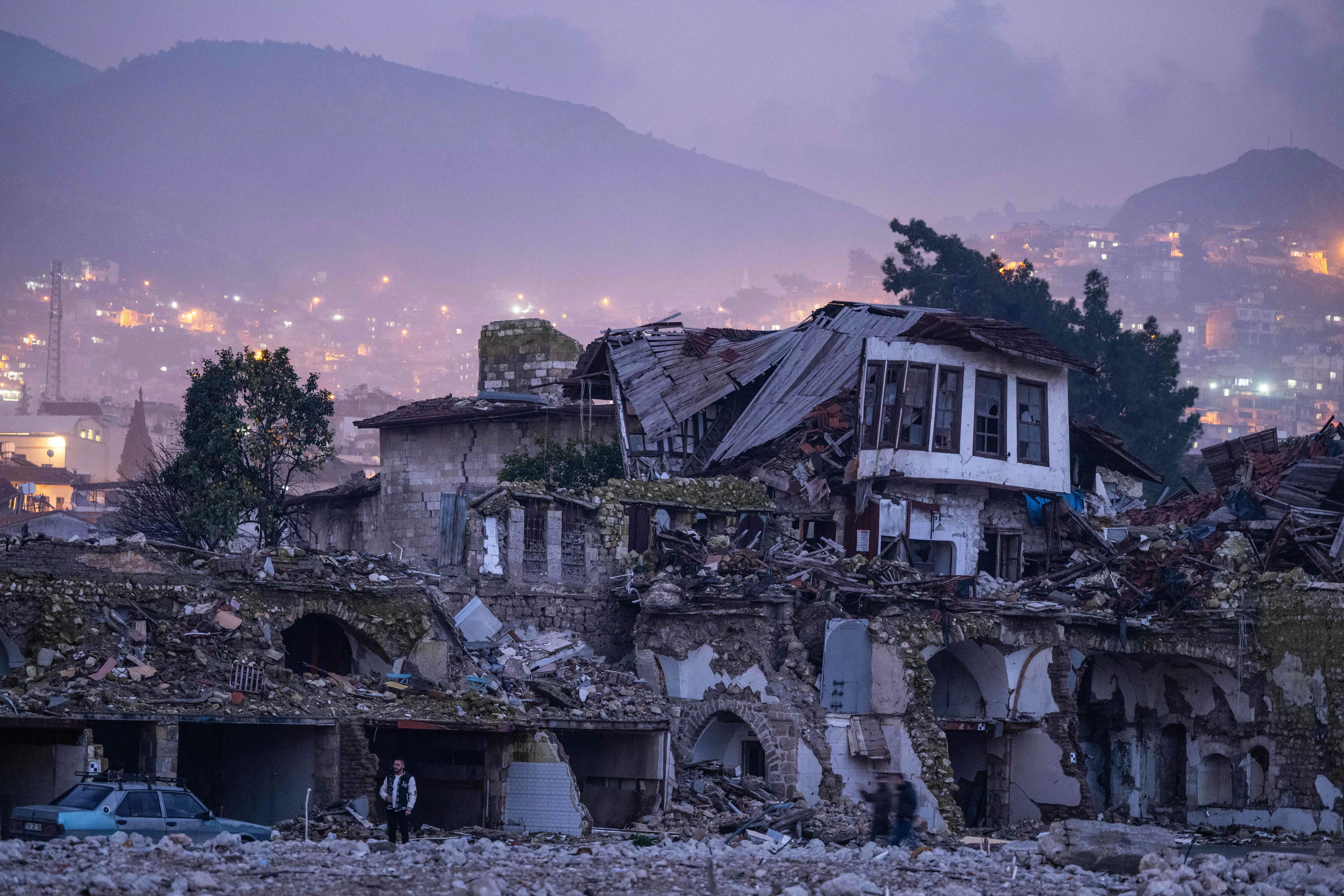 Trümmer zerstörter Wohnhäuser in der Innenstadt von Antakya. In der Türkei und Syrien waren am 6. Februar 2023 Zehntausende Menschen ums Leben gekommen.
