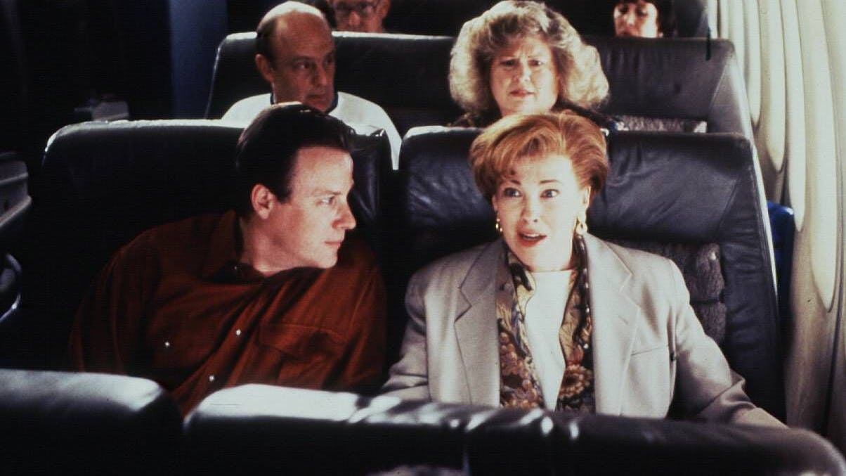 Kevins Eltern, die McCallisters – gespielt von Catherine O’Hara und John Heard: Szene aus dem Film „Kevin – Allein zu Haus“