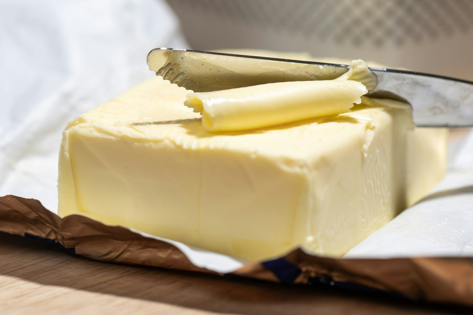 Ein Stück Butter liegt auf einem Tisch. (Symbolbild)