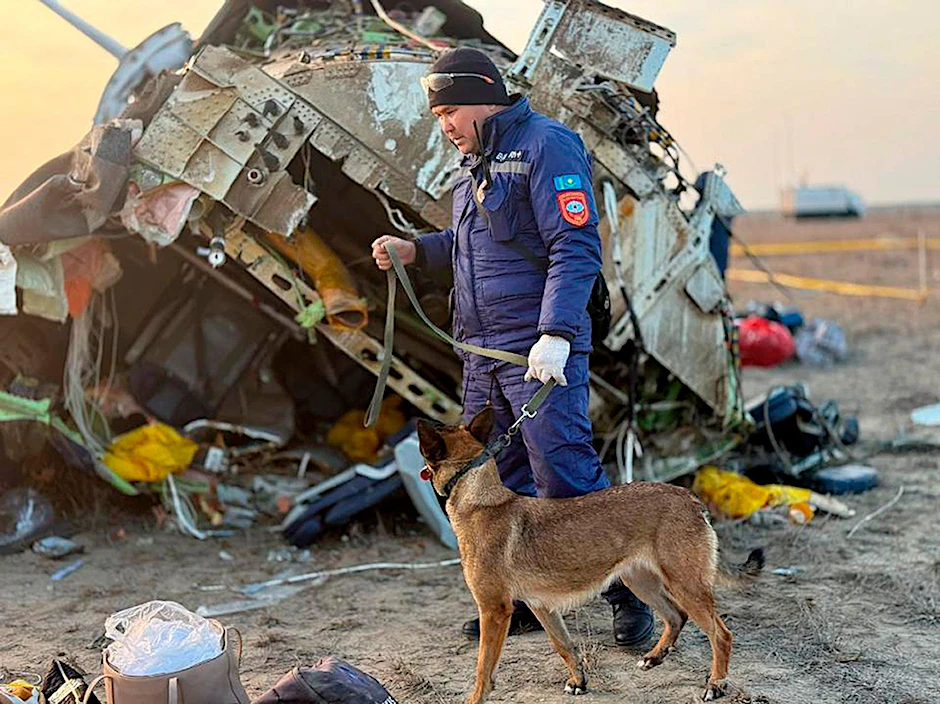Rettungskräfte am Wrack der Embraer 190 der Azerbaijan Airlines in der Nähe des Flughafens von Aktau.
