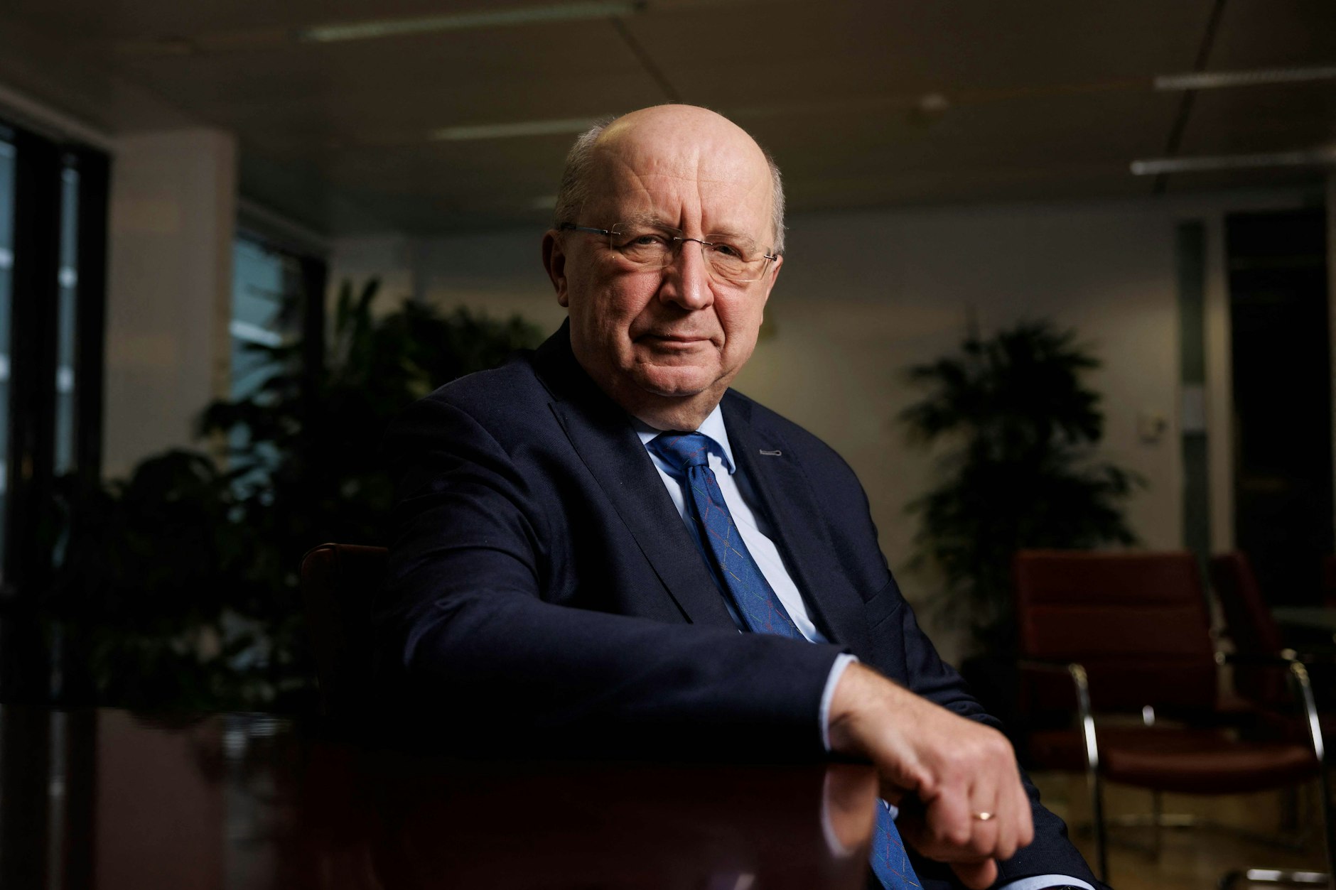 Der litauische EU-Kommissar für Verteidigung und Raumfahrt, Andrius Kubilius, posiert für ein Porträt in der Europäischen Kommission in Brüssel. Die Europäische Union brauche einen „Big-Bang-Ansatz“, um ihre Verteidigung angesichts der Bedrohung durch Russland grundlegend zu überarbeiten.