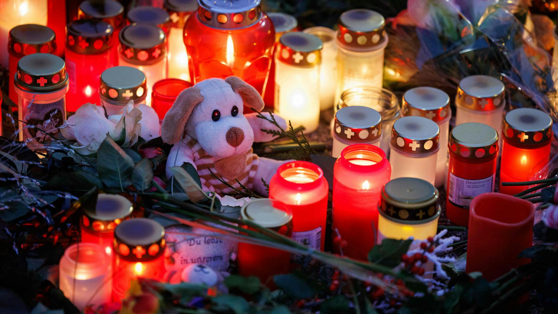 Am Tatort stellten Passanten Blumen und Kerzen auf, um an die Verstorbenen zu erinnern. Fünf Menschen kamen bei der Todes-Fahrt von Taleb A. (59) ums Leben.