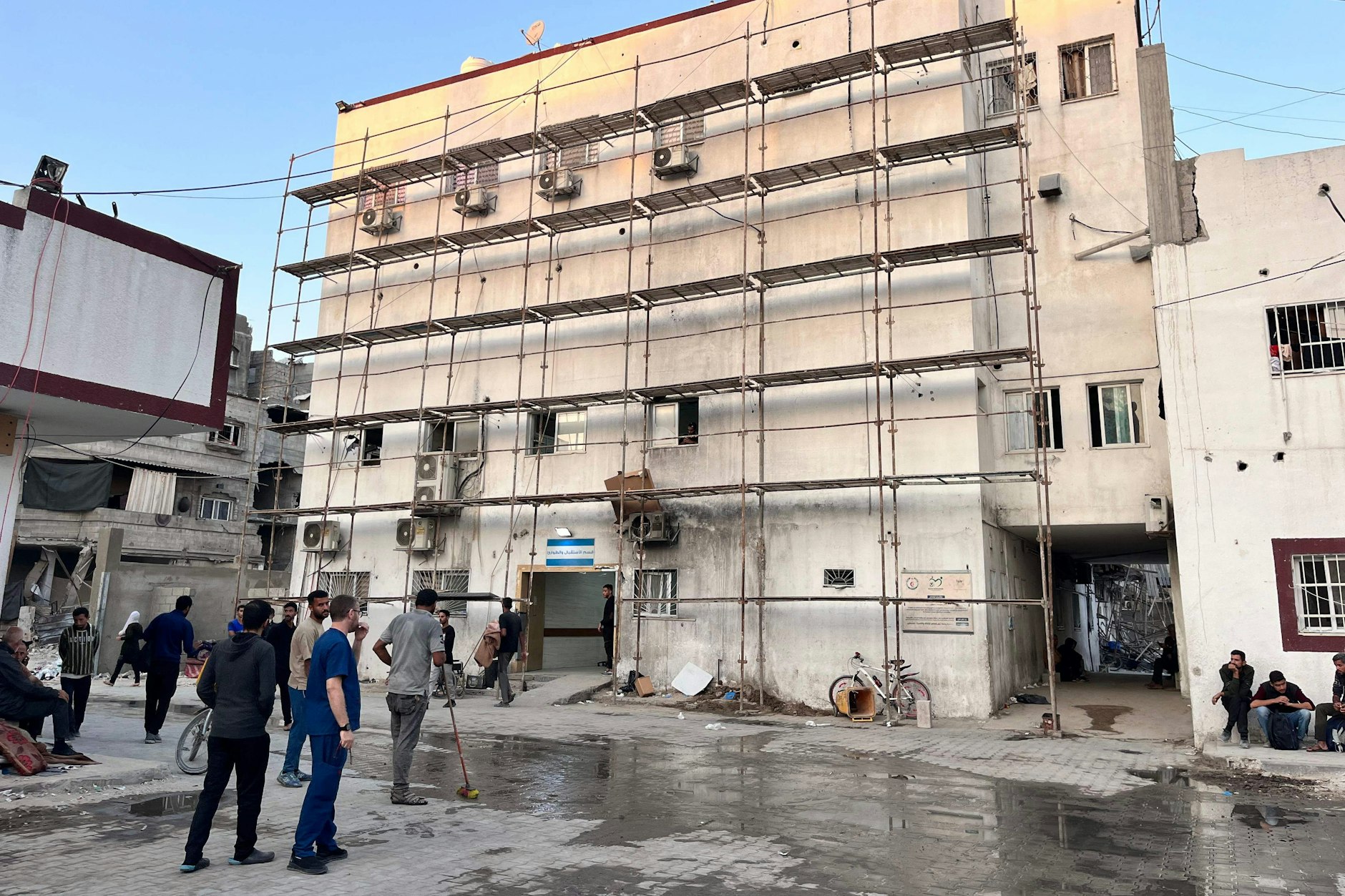 Menschen versammeln sich vor dem Kamal Adwan-Krankenhaus in Beit Lahia (Archiv).