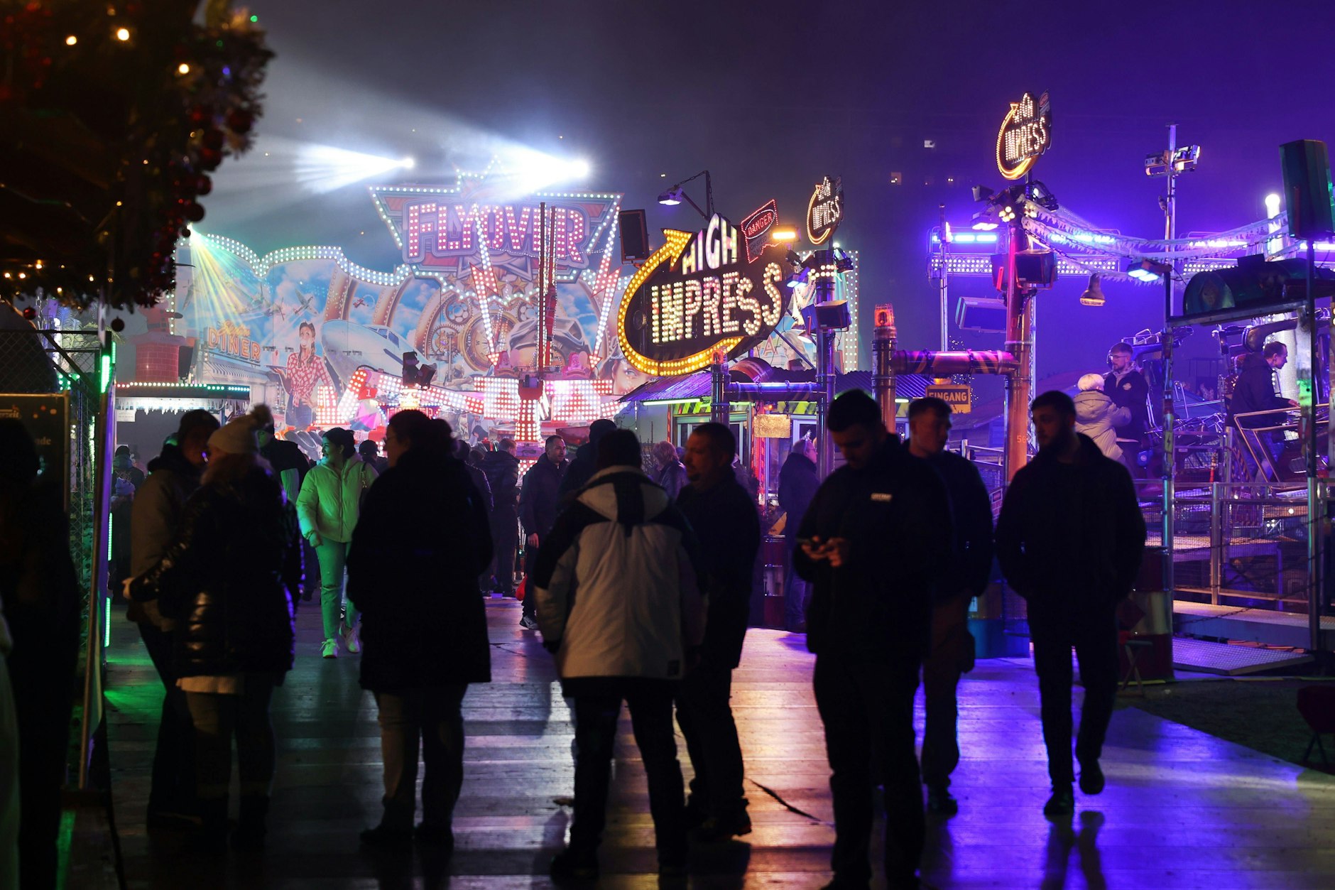 Weihnachtsmarkt in Lichtenberg: Nach einem schweren Arbeitsunfall auf dem Markt ist am Sonntag ein junger Mann im Krankenhaus gestorben.