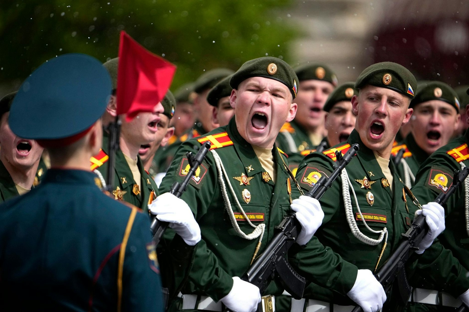 Russische Soldaten marchieren während der Militärparade zum Tag des Sieges in Moskau.