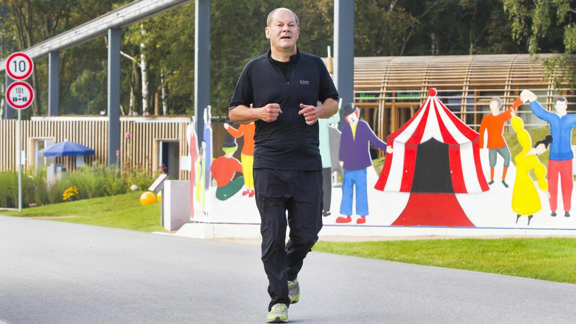 Beim Joggen macht Olaf Scholz eine Ausnahme und trägt eine Jogginghose.