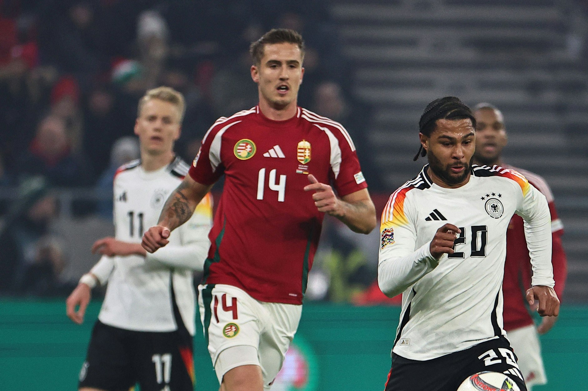 Ungarns Tamas Nikitscher im Laufduell mit Deutschlands Serge Gnabry. Der Mittelfeldspieler ist einen Kopf größer als Gnabry...