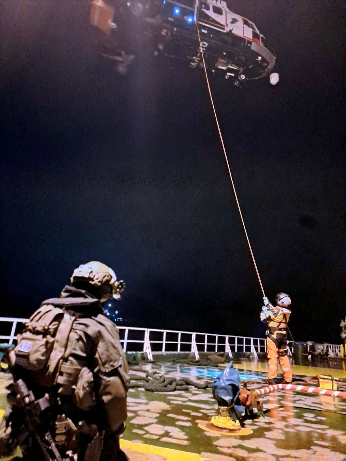 Finnische Ermittler gingen an Bord des Öltankers „Eagle S“ und stoppten den Tanker.
