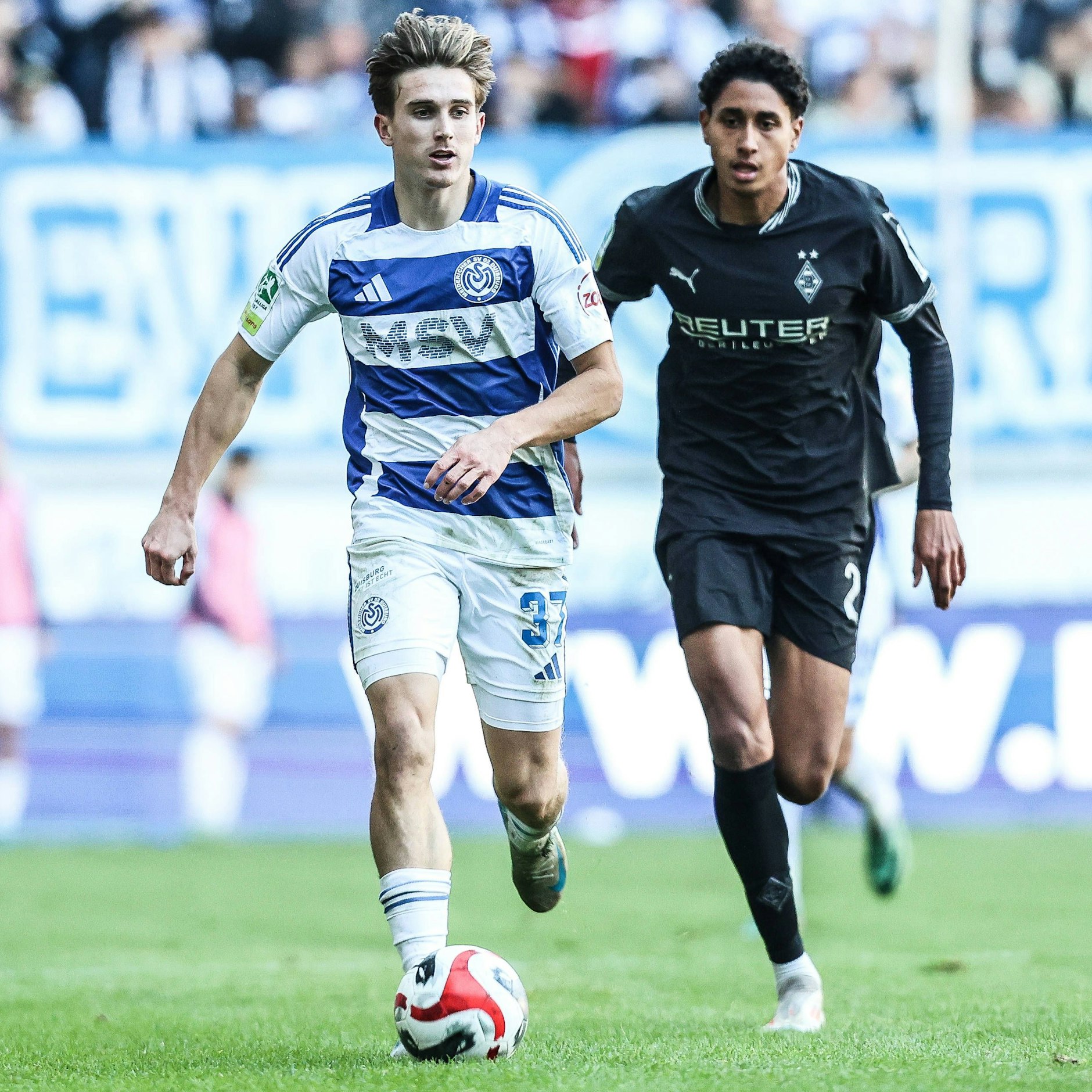 Patrick Sussek (l.) dreht im Trikot des MSV Duisburg auf.