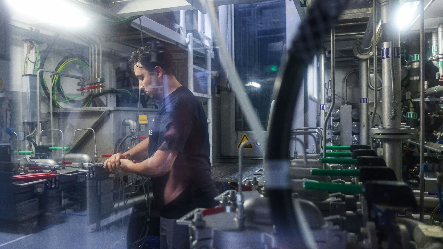 Ein Mann aus Marokko prüft die Verschlüsse einer Filteranlage. Die Zahl der ausländischen Fachkräfte in technischen Berufen ist in Deutschland stark gestiegen.