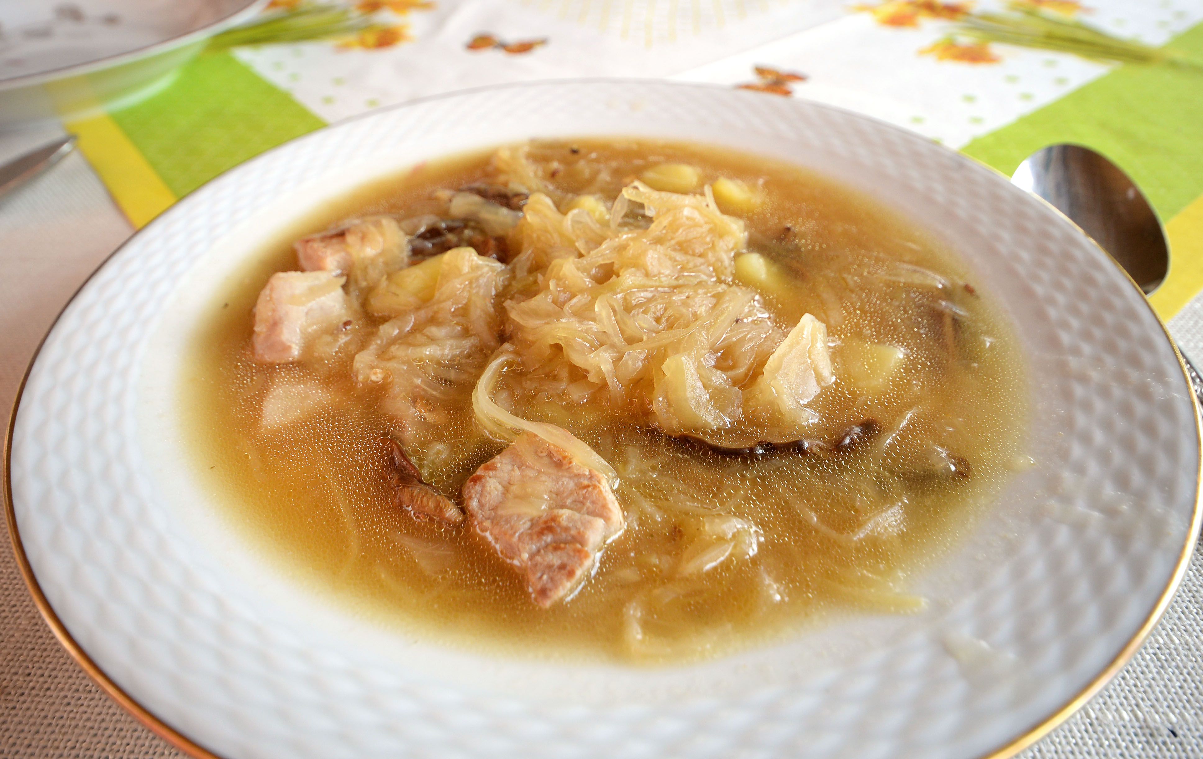 Rezept für Omas schnelle Sauerkrautsuppe mit Speck – deftig und würzig!