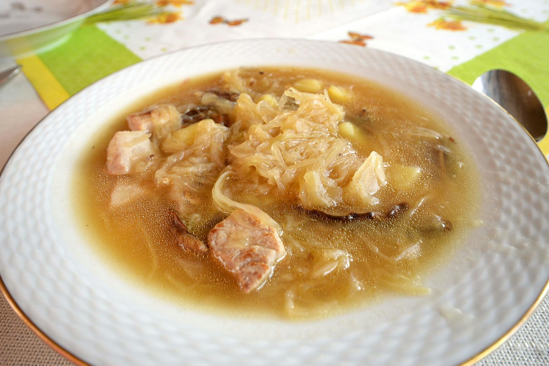 Eine deftige Sauerkrautsuppe ist nach dem Festtagsbraten das perfekte Wohlfühlgericht. Mit Speckwürfeln ist sie ein besonderer Genuss!