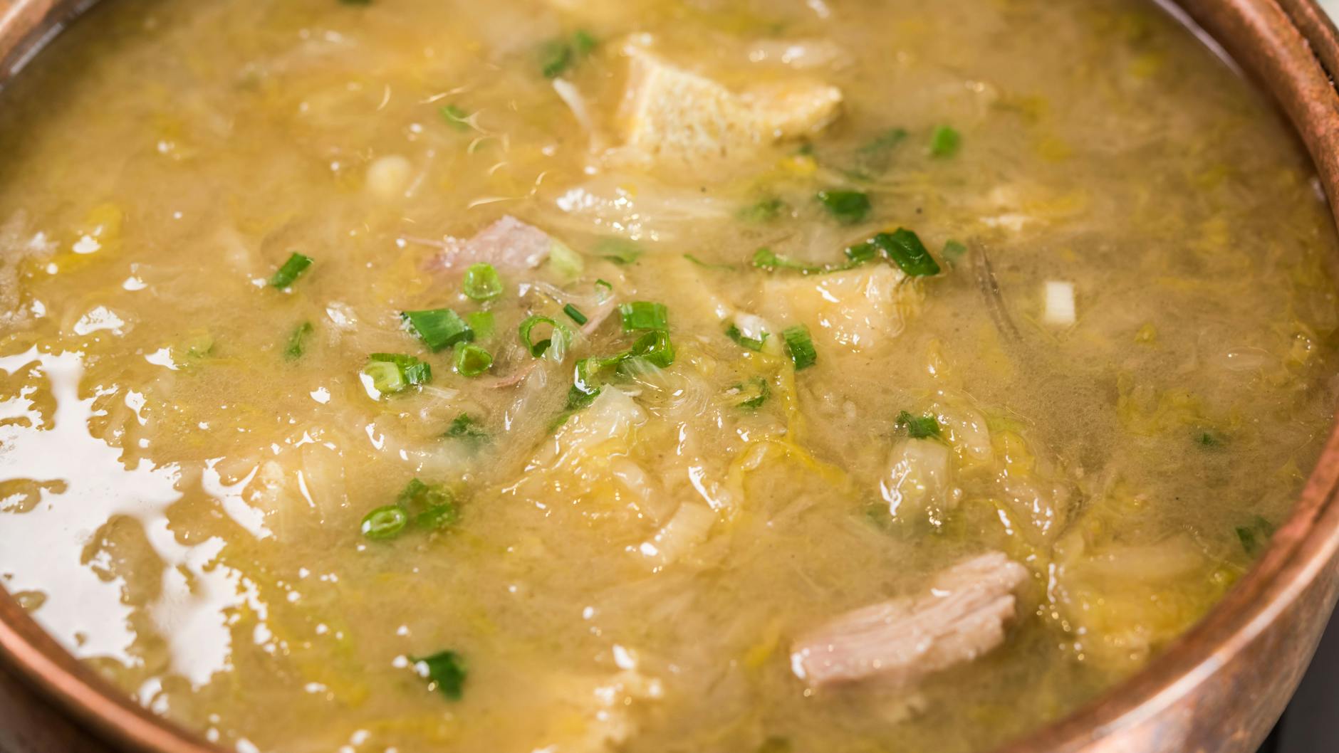 Sauerkrautsuppe tut der Seele und dem Körper gut, denn das Sauerkraut hilft beim Entschlacken.