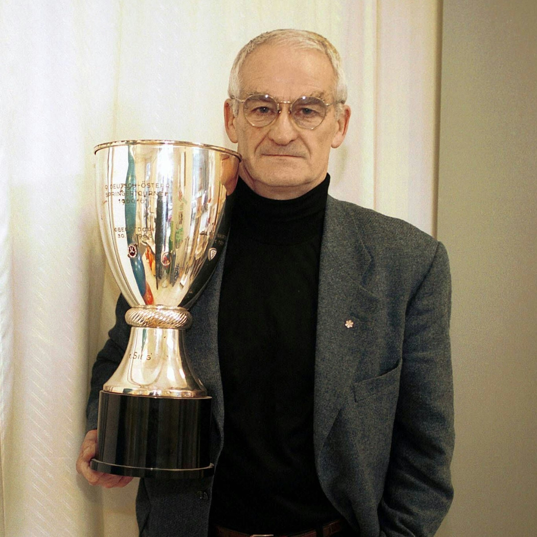 Helmut Recknagel zeigt immer noch gern - wie hier 2014 - den Siegerpokal von Oberstdorf 1960/61