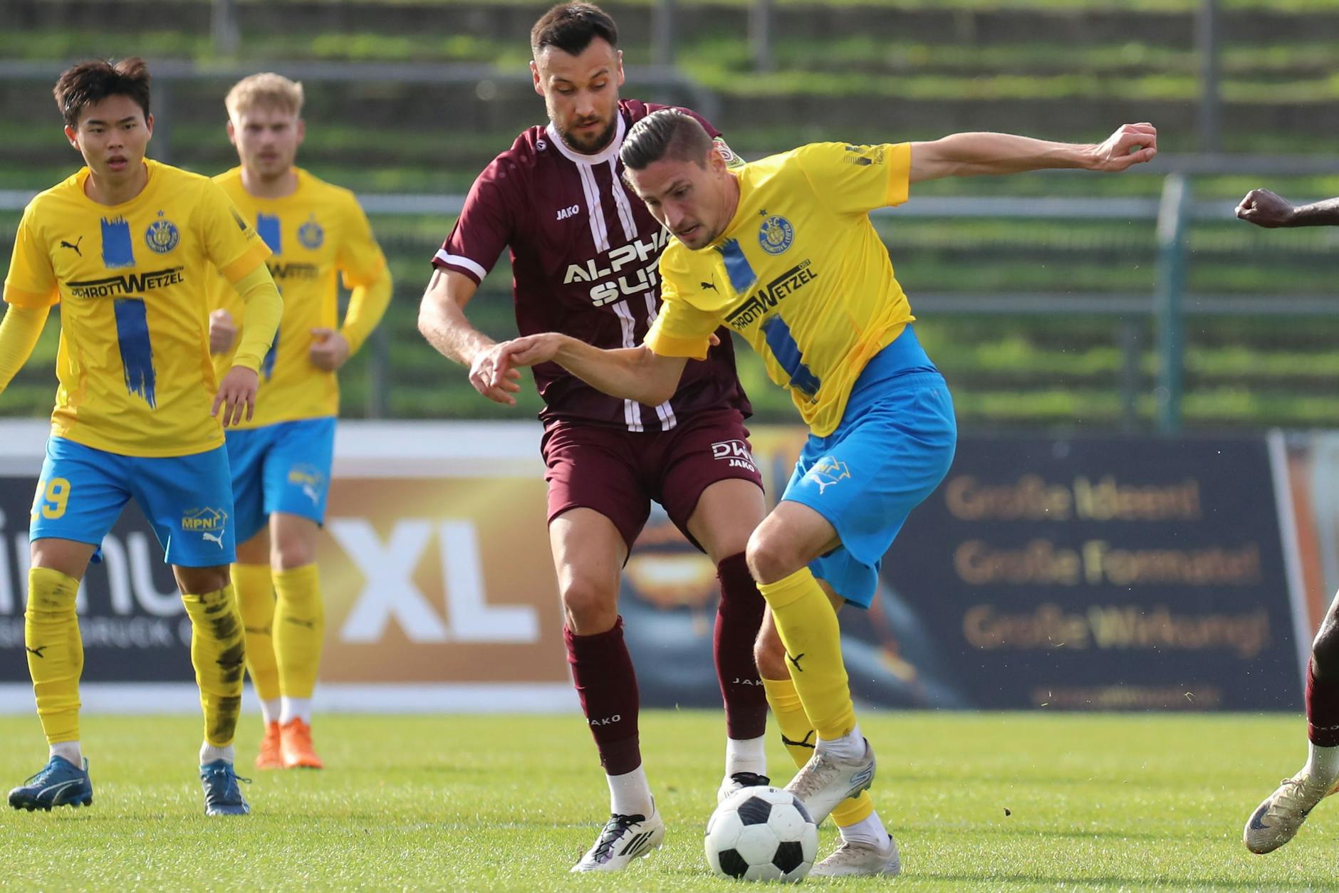Alexander Siebeck ist ein Grund für den Höhenflug von Lok Leipzig, im Hinspiel beim BFC Dynamo lässt er Rufat Dadashov nicht an den Ball.