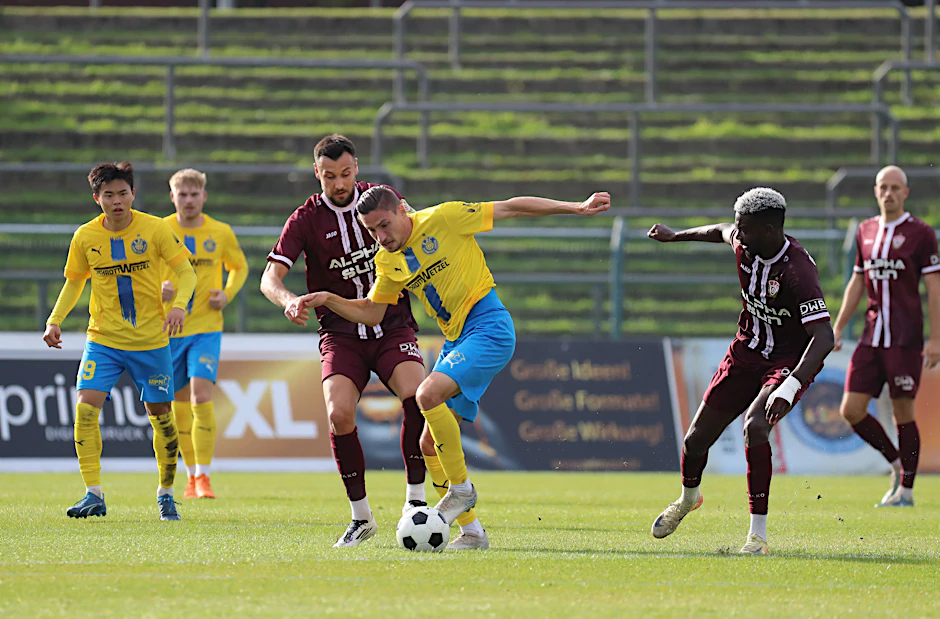 Alexander Siebeck ist ein Grund für den Höhenflug von Lok Leipzig, im Hinspiel beim BFC Dynamo lässt er Rufat Dadashov nicht an den Ball.
