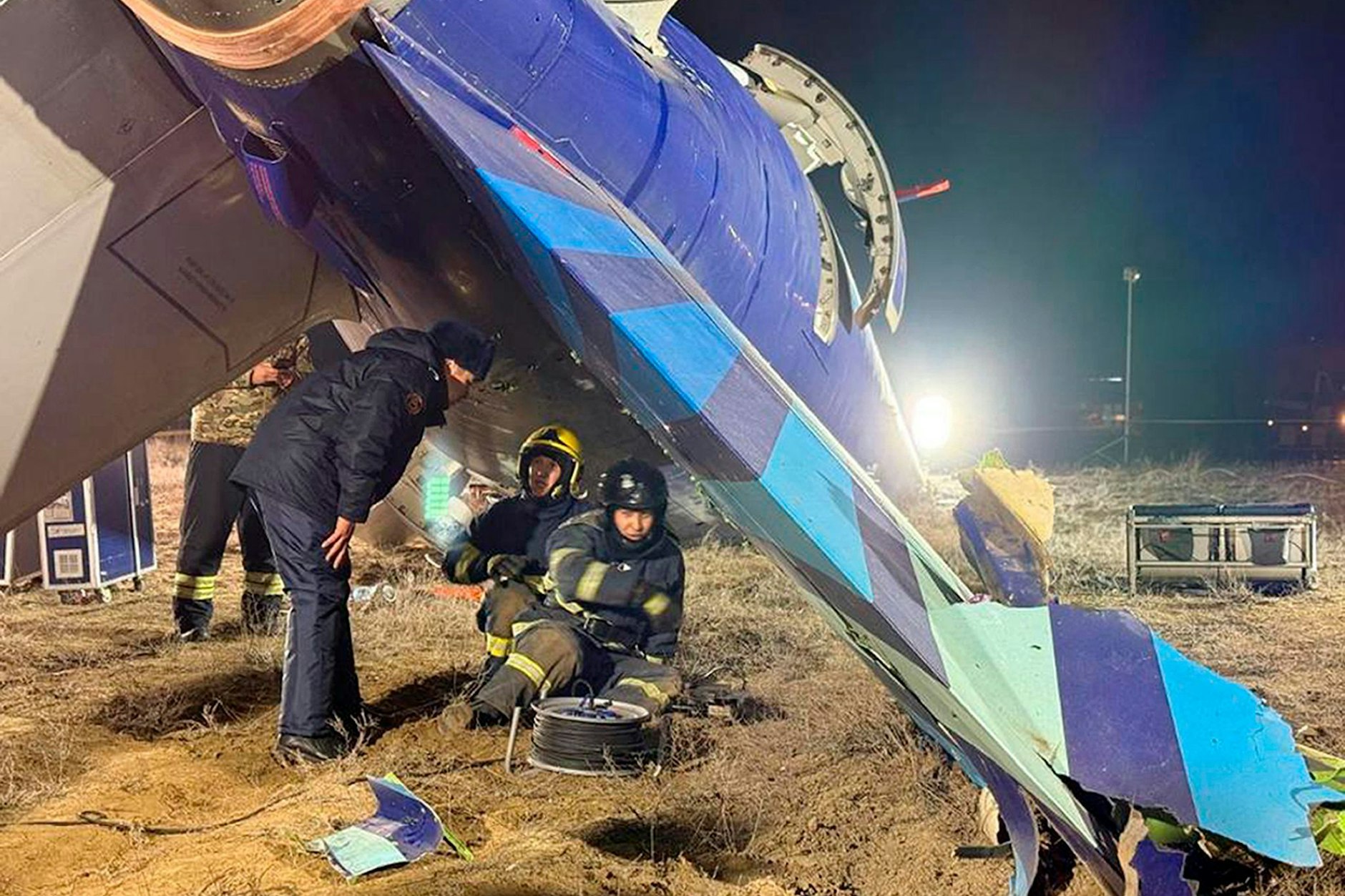 Rettungskräfte arbeiten am Wrack der Embraer 190 der Azerbaijan Airlines in der Nähe des Flughafens von Aktau. Das Passagierflugzeug aus Aserbaidschan ist am Mittwoch, 25. Dezember 2024 nahe der Stadt Aktau in Kasachstan abgestürzt.