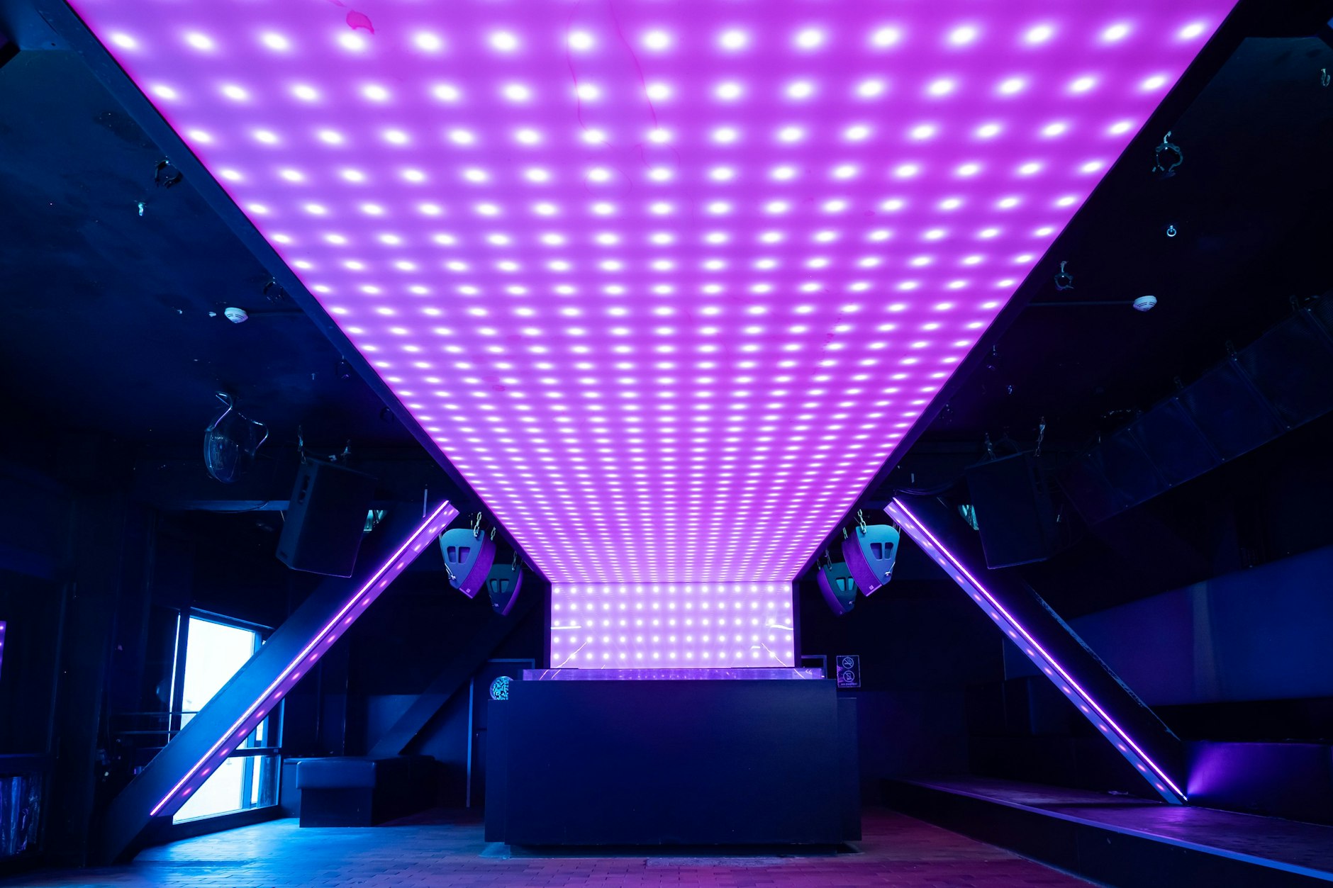 Legendäre LED-Decke überm oberen Tanzboden: das Watergate direkt an der Spree