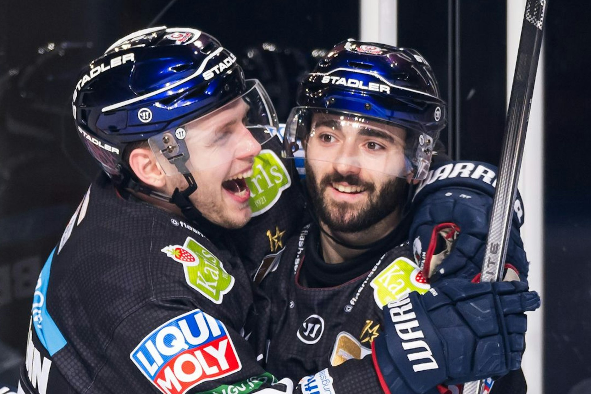 Der Mann des Spiels lässt sich von Lean Bergmann (l.) feiern: Liam Kirk trifft gegen Schwenningen viermal.