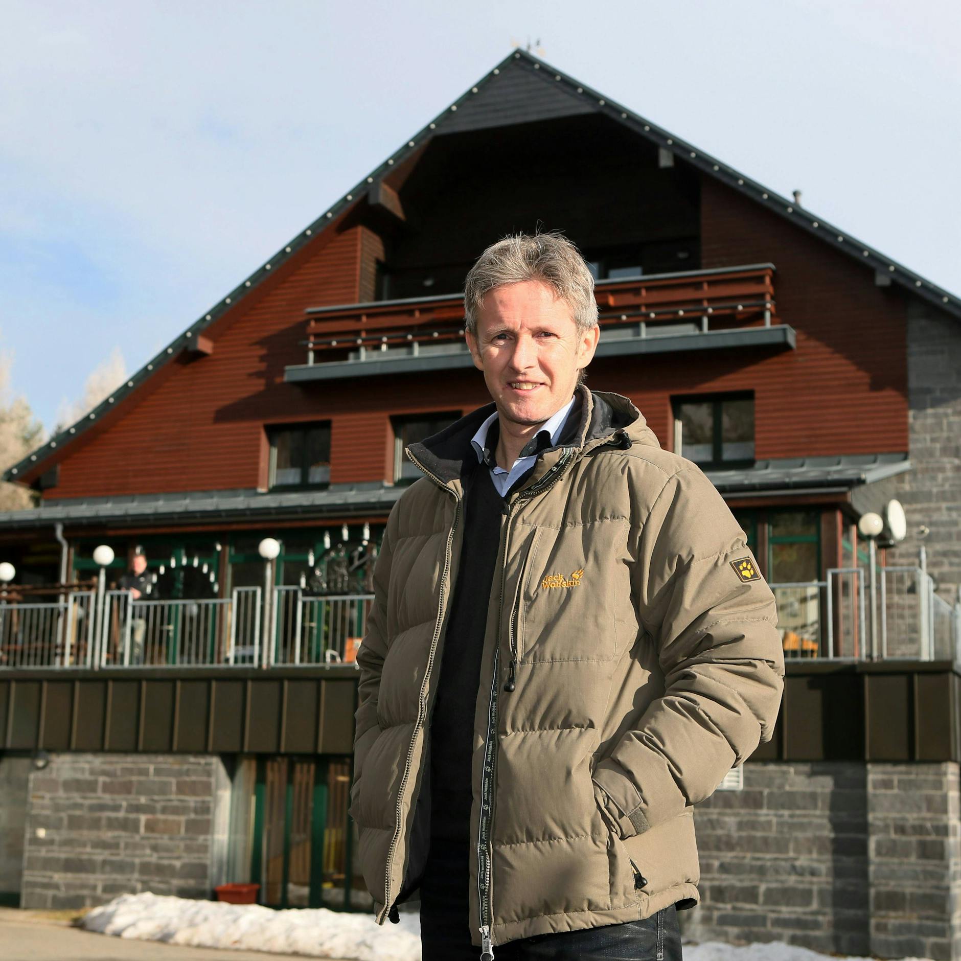 Vom Skisprung-Star zum Unternehmen: Jens Weißflog vor seinem Hotel in Oberwiesenthal.