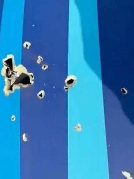 Verschieden große Löcher sind in der Außenwand des Flugzeuges. Diese Schäden deuten auf einen Raketentreffer hin.